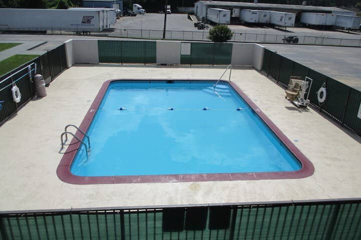 Pool 25 of 37