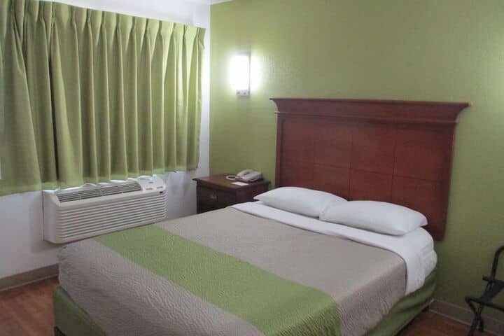 Room 11 of 37