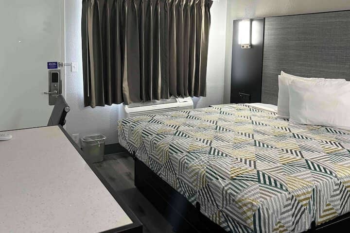 Room 17 of 37